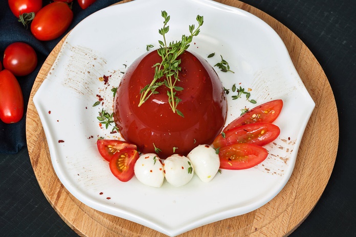Šventinio stalo garnyras kitaip: pomidorų drebučiai ne tik papuoš stalą, bet ir puikiai tiks prie mėsos