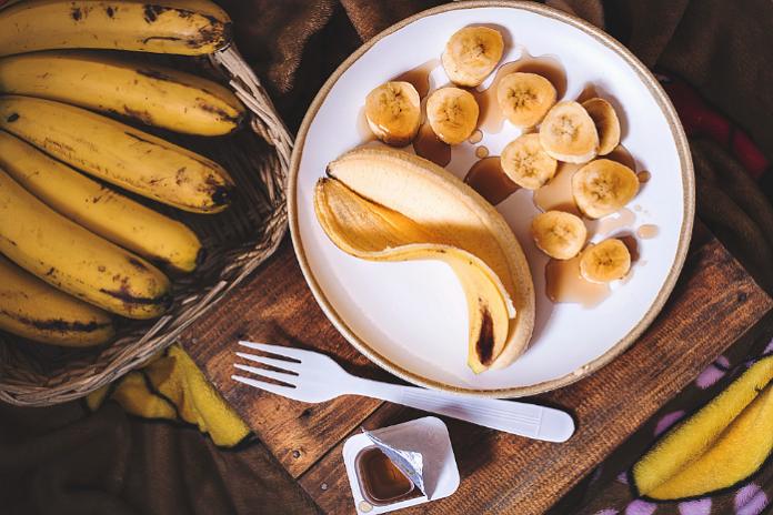 Populiarieji bananai švenčia savo dieną: ruoškite ant grilio, išbandykite su vištiena