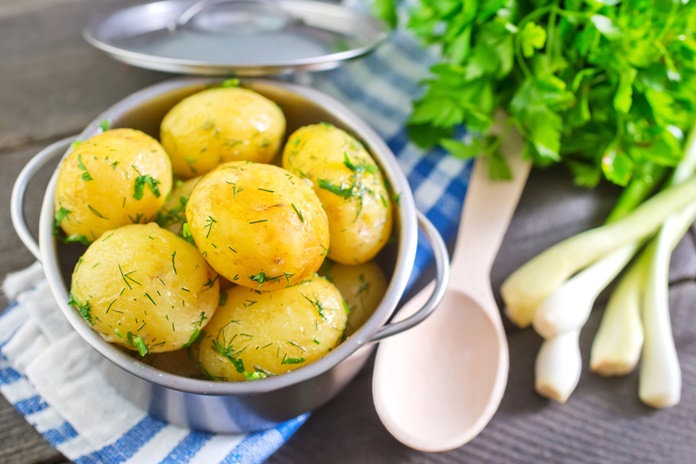 Šviežios lietuviškos bulvės šiemet bus pigesnės: žinovas patarė, kaip jas pirkti geriausia