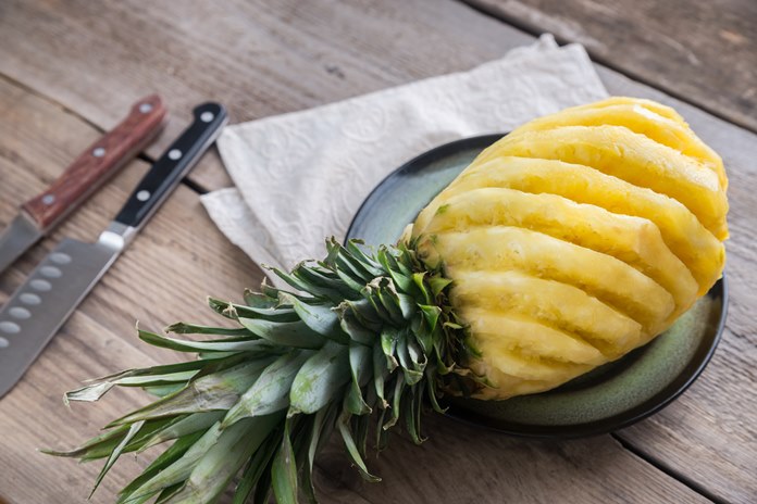 Įsidėmėkite šiuos triukus su ananasu: kaip išsirinkti skaniausią ir kaip jį lengvai supjausyti, kad neliktų nė „akies“